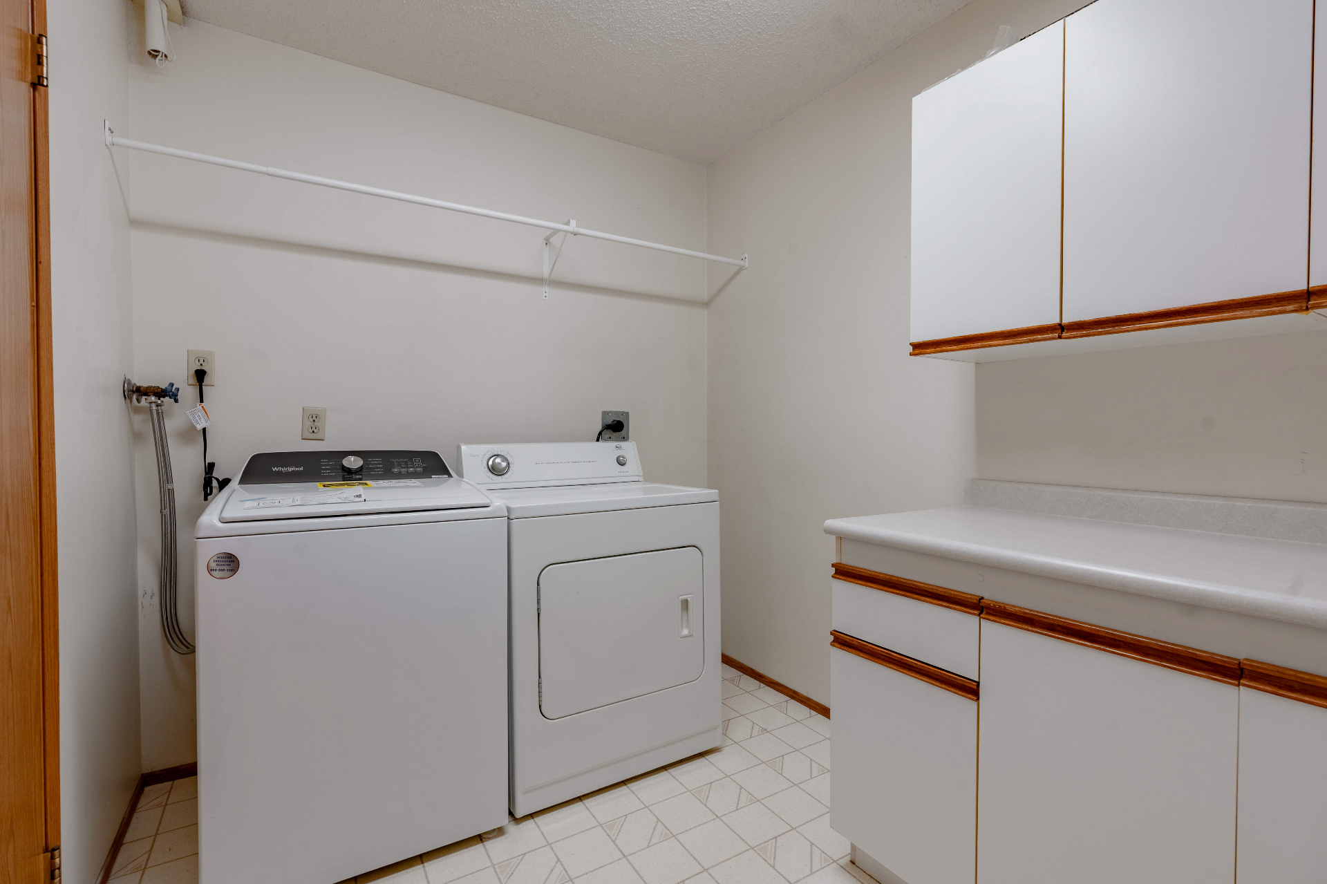 8街Superstore两房电梯公寓出售,带地下车库——林与唐地产 - 6